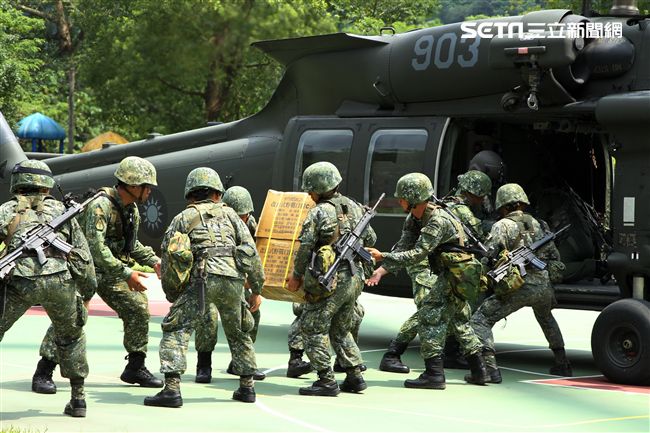 陸軍航特部首次出動UH-60M黑鷹直升機納入山隘行軍操演科目，檢驗陸空聯訓與戰傷急救、物資補給的作戰參數。（記者邱榮吉/攝影）