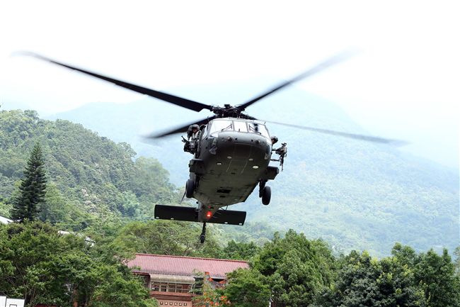 陸軍航特部首次出動UH-60M黑鷹直升機納入山隘行軍操演科目，檢驗陸空聯訓與戰傷急救、物資補給的作戰參數。（記者邱榮吉/攝影）
