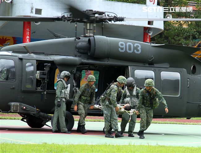 陸軍航特部首次出動UH-60M黑鷹直升機納入山隘行軍操演科目，檢驗陸空聯訓與戰傷急救、物資補給的作戰參數。（記者邱榮吉/攝影）