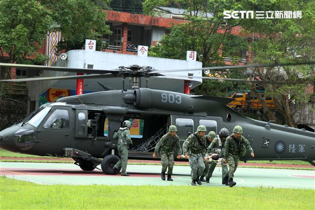 陸軍航特部首次出動UH-60M黑鷹直升機納入山隘行軍操演科目，檢驗陸空聯訓與戰傷急救、物資補給的作戰參數。（記者邱榮吉/攝影）