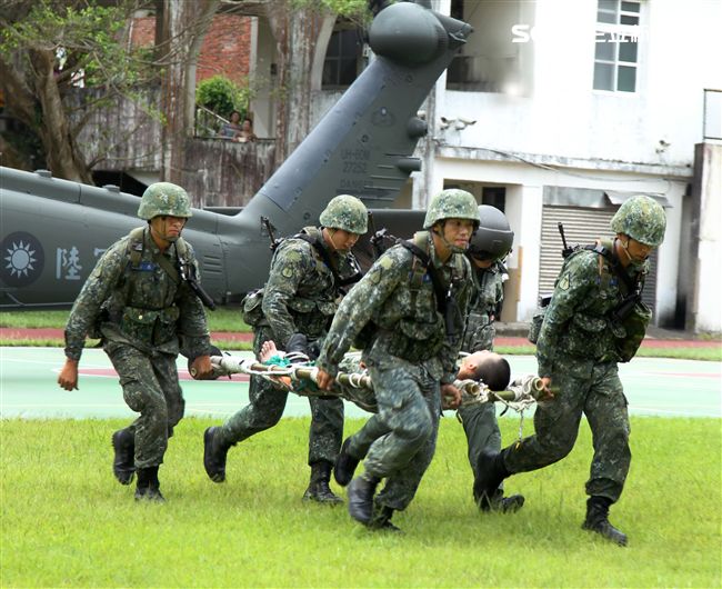 陸軍航特部首次出動UH-60M黑鷹直升機納入山隘行軍操演科目，檢驗陸空聯訓與戰傷急救、物資補給的作戰參數。（記者邱榮吉/攝影）