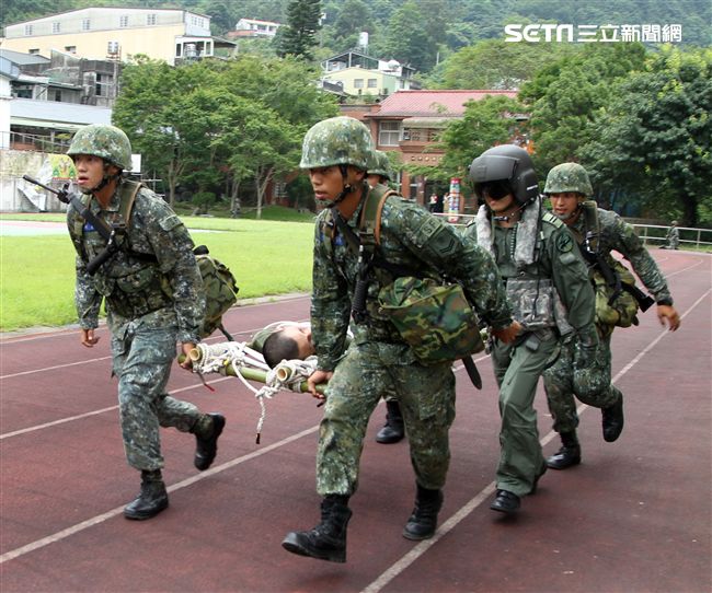 陸軍航特部首次出動UH-60M黑鷹直升機納入山隘行軍操演科目，檢驗陸空聯訓與戰傷急救、物資補給的作戰參數。（記者邱榮吉/攝影）