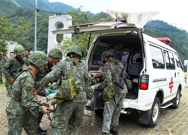 陸軍航特部首次出動UH-60M黑鷹直升機納入山隘行軍操演科目，檢驗陸空聯訓與戰傷急救、物資補給的作戰參數。（記者邱榮吉/攝影）