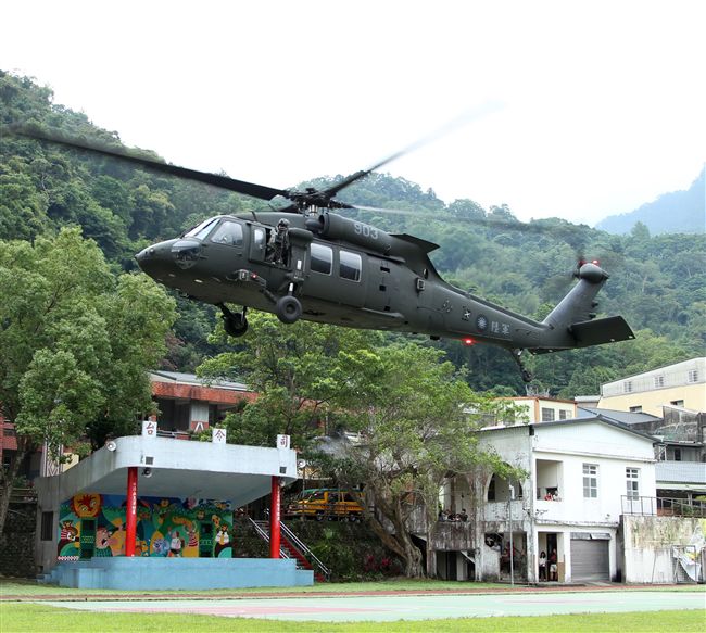 陸軍航特部首次出動UH-60M黑鷹直升機納入山隘行軍操演科目，檢驗陸空聯訓與戰傷急救、物資補給的作戰參數。（記者邱榮吉/攝影）