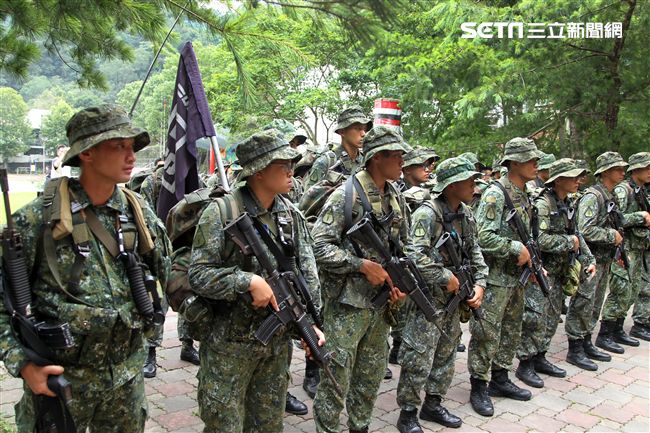 陸軍航特部首次出動UH-60M黑鷹直升機納入山隘行軍操演科目，檢驗陸空聯訓與戰傷急救、物資補給的作戰參數。（記者邱榮吉/攝影）