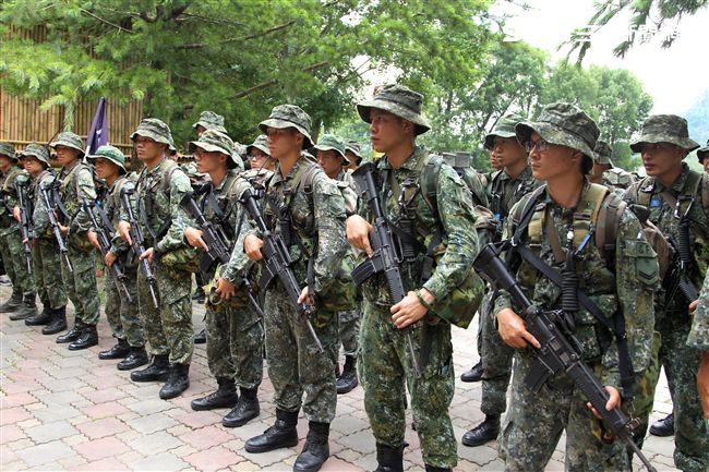 陸軍航特部首次出動UH-60M黑鷹直升機納入山隘行軍操演科目，檢驗陸空聯訓與戰傷急救、物資補給的作戰參數。（記者邱榮吉/攝影）