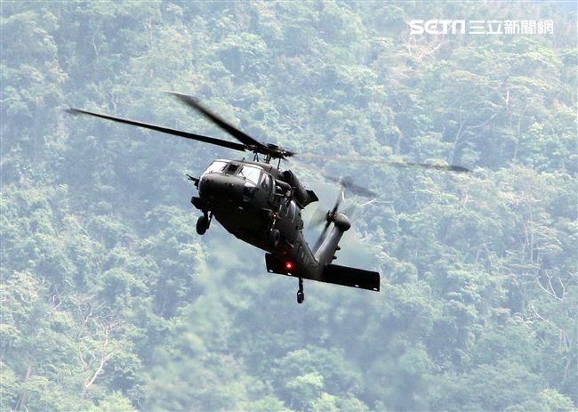 陸軍航特部首次出動UH-60M黑鷹直升機納入山隘行軍操演科目，檢驗陸空聯訓與戰傷急救、物資補給的作戰參數。（記者邱榮吉/攝影）
