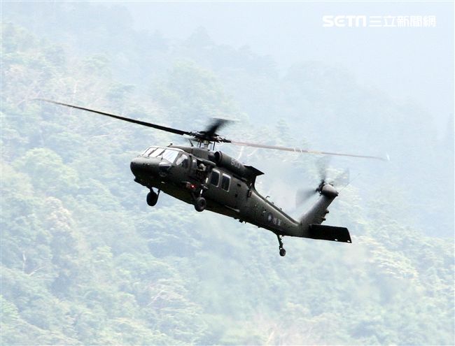 陸軍航特部首次出動UH-60M黑鷹直升機納入山隘行軍操演科目，檢驗陸空聯訓與戰傷急救、物資補給的作戰參數。（記者邱榮吉/攝影）