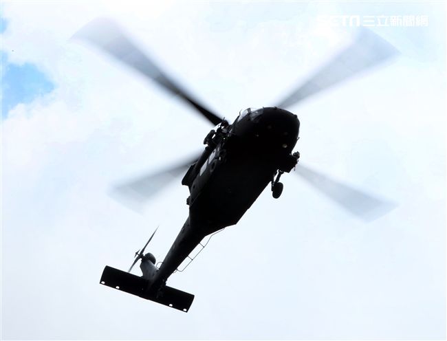 陸軍航特部首次出動UH-60M黑鷹直升機納入山隘行軍操演科目，檢驗陸空聯訓與戰傷急救、物資補給的作戰參數。（記者邱榮吉/攝影）