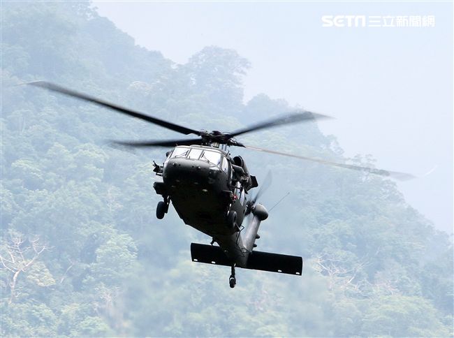 陸軍航特部首次出動UH-60M黑鷹直升機納入山隘行軍操演科目，檢驗陸空聯訓與戰傷急救、物資補給的作戰參數。（記者邱榮吉/攝影）