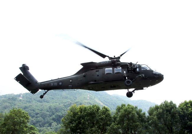 陸軍航特部首次出動UH-60M黑鷹直升機納入山隘行軍操演科目，檢驗陸空聯訓與戰傷急救、物資補給的作戰參數。（記者邱榮吉/攝影）