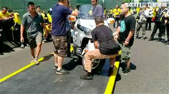 國道警攔36輛重機　開單後全數拖離