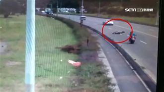 騎車追逐　醉翁把手勾前車慘摔身亡
