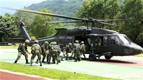 陸軍航特部首次出動UH-60M黑鷹直升機納入山隘行軍操演科目，檢驗陸空聯訓與戰傷急救、物資補給的作戰參數。（記者邱榮吉/攝影）