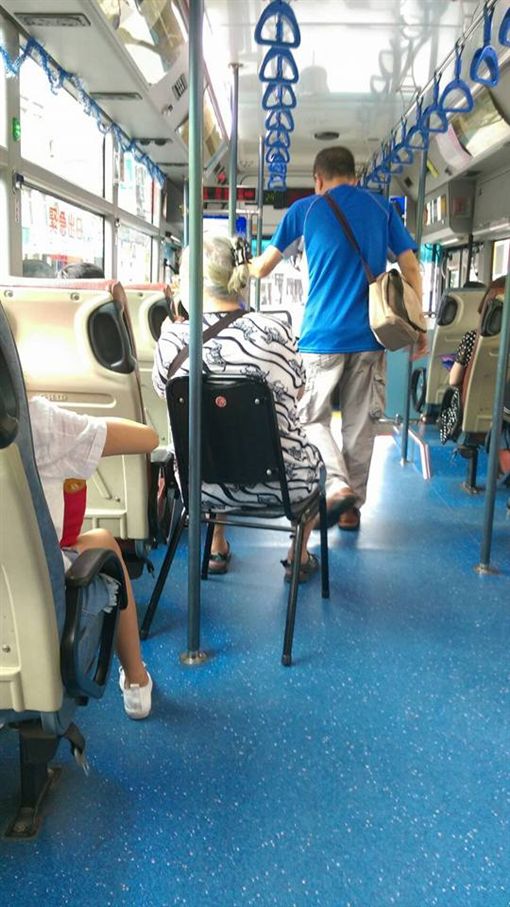 直擊阿嬤94狂!自備博愛座搭公車。(圖/翻攝爆料公社)