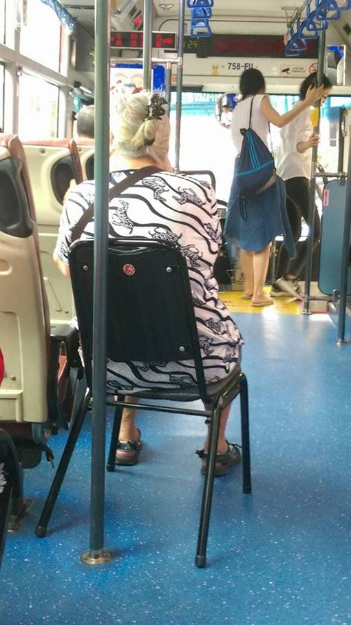 直擊阿嬤94狂!自備博愛座搭公車。(圖/翻攝爆料公社)