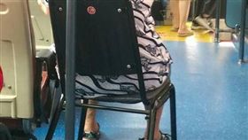 直擊阿嬤94狂！自備博愛座搭公車。（圖／翻攝爆料公社）