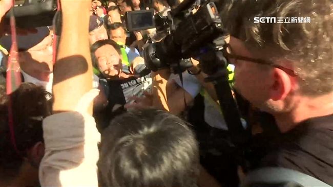 港回歸升旗爆衝突　黃之鋒遭押上警車