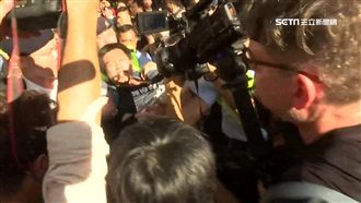 港回歸升旗爆衝突　黃之鋒遭押上警車