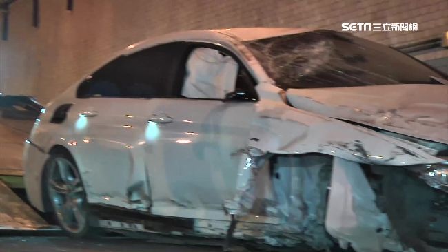 BMW暴走撞牆車頭全爛　駕駛疑酒駕