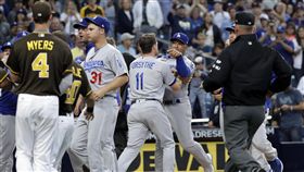 ▲洛杉磯道奇總教練Dave Roberts開賽就與教士教頭Andy Green起口角，雙方都被驅除出場。（圖／美聯社／達志影像）