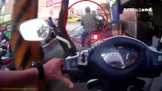 騎車狂鑽市場　酒駕慣犯稱見警會怕