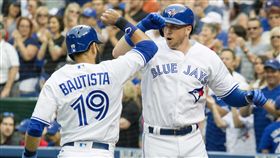 Justin Smoak（右）轟出破紀錄的全壘打。（圖／美聯社／達志影像）