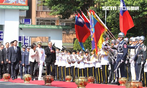 總統蔡英文出席106年三軍六校畢業典禮，頒發學生畢業證書、授階、合照。（記者邱榮吉/攝影）