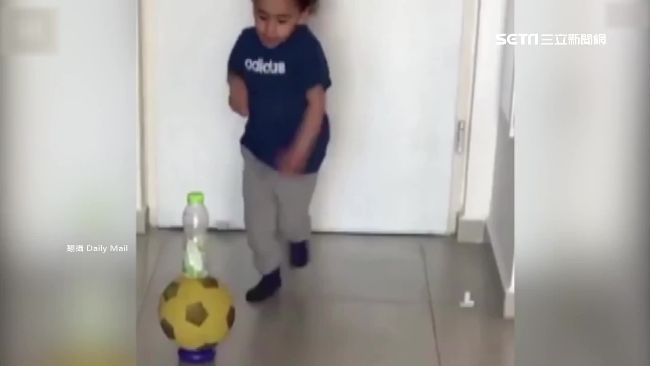 怎麼踢怎麼中！3歲男童秀足球神技