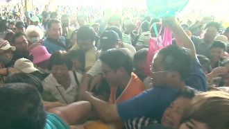 玉井芒果節開幕暴動　搶冰跌倒被敲頭