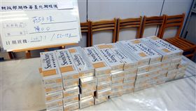 領隊攜54條洋煙闖關 罰款損失近十萬
一名陳姓旅行社領隊1日從日本搭機返台時，被發現行
李內放置54條洋煙，隨即被依法沒入53條。海關指出，
男子身分特殊，應該清楚攜帶規定，呼籲旅客不要以身
試法。（台北關提供）
中央社記者邱俊欽桃園機場傳真　　106年7月1日