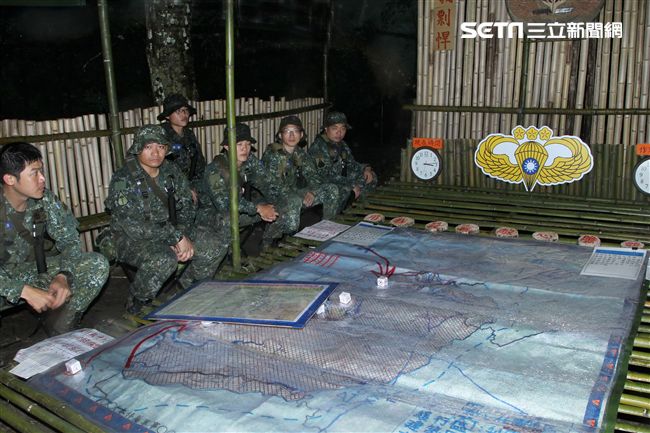 陸軍特戰指揮部特五營官兵在惡劣天候與險峻地形完成350公里山隘行軍，必須克服白天夜晚高低溫的變化，還結合多項山地叢林特種作戰的野營訓練，特戰弟兄們攜手同心、患難與共的袍澤情誼，讓特五營成為一支精實團結的鋼鐵勁旅。（記者邱榮吉/攝影）