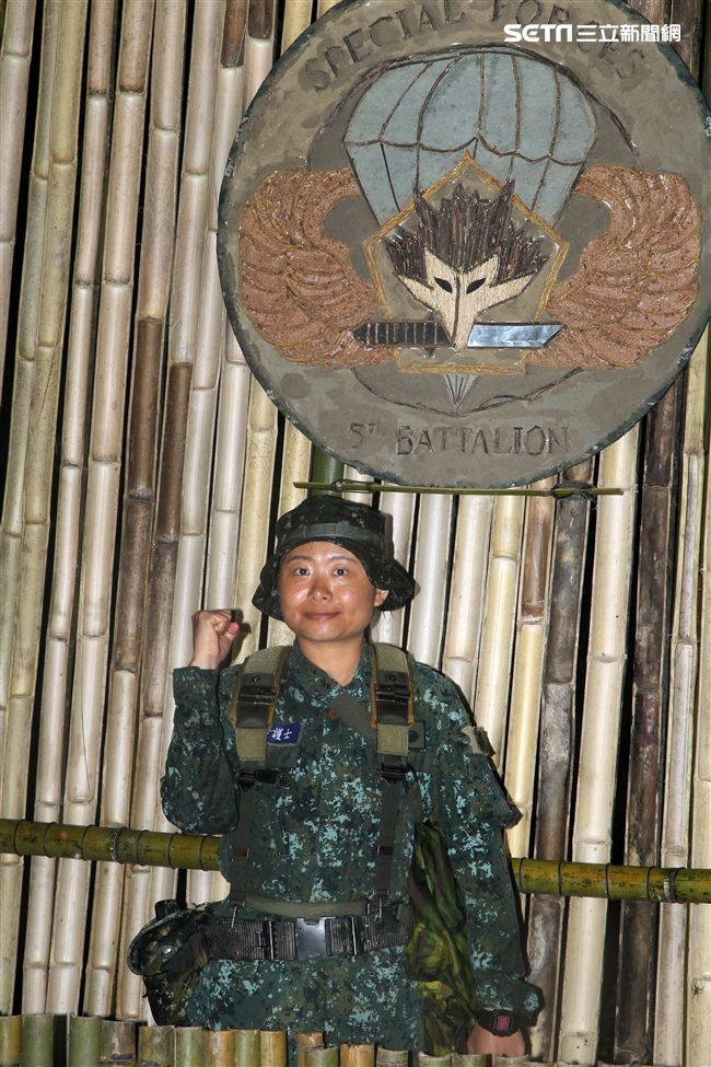 陸軍特戰指揮部特五營官兵在惡劣天候與險峻地形完成350公里山隘行軍，必須克服白天夜晚高低溫的變化，還結合多項山地叢林特種作戰的野營訓練，特戰弟兄們攜手同心、患難與共的袍澤情誼，讓特五營成為一支精實團結的鋼鐵勁旅。（記者邱榮吉/攝影）