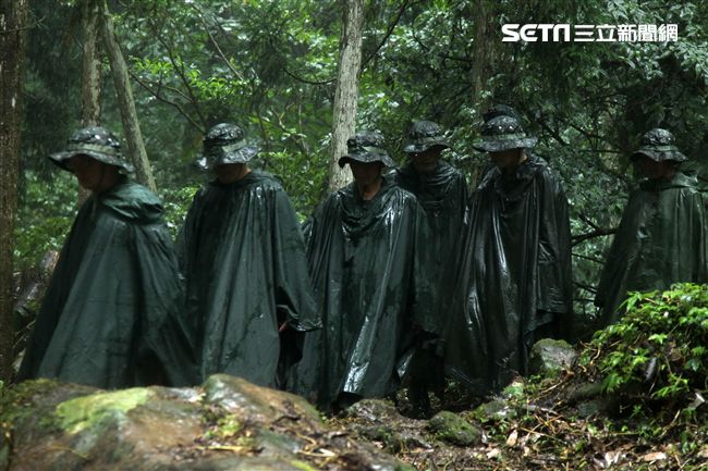 陸軍特戰指揮部特五營官兵在惡劣天候與險峻地形完成350公里山隘行軍，必須克服白天夜晚高低溫的變化，還結合多項山地叢林特種作戰的野營訓練，特戰弟兄們攜手同心、患難與共的袍澤情誼，讓特五營成為一支精實團結的鋼鐵勁旅。（記者邱榮吉/攝影）