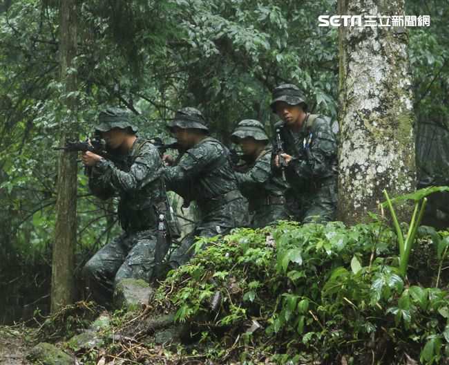 陸軍特戰指揮部特五營官兵在惡劣天候與險峻地形完成350公里山隘行軍，必須克服白天夜晚高低溫的變化，還結合多項山地叢林特種作戰的野營訓練，特戰弟兄們攜手同心、患難與共的袍澤情誼，讓特五營成為一支精實團結的鋼鐵勁旅。（記者邱榮吉/攝影）