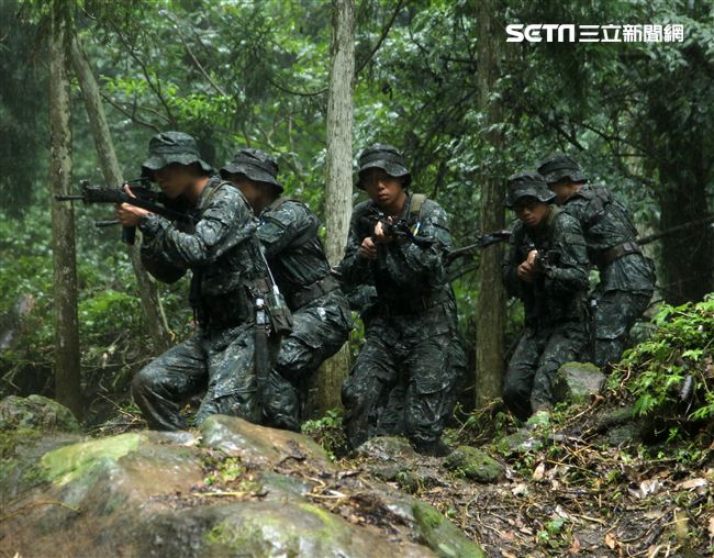 陸軍特戰指揮部特五營官兵在惡劣天候與險峻地形完成350公里山隘行軍，必須克服白天夜晚高低溫的變化，還結合多項山地叢林特種作戰的野營訓練，特戰弟兄們攜手同心、患難與共的袍澤情誼，讓特五營成為一支精實團結的鋼鐵勁旅。（記者邱榮吉/攝影）
