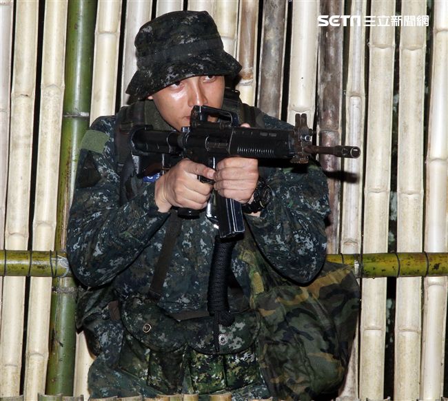 陸軍特戰指揮部特五營官兵在惡劣天候與險峻地形完成350公里山隘行軍，必須克服白天夜晚高低溫的變化，還結合多項山地叢林特種作戰的野營訓練，特戰弟兄們攜手同心、患難與共的袍澤情誼，讓特五營成為一支精實團結的鋼鐵勁旅。（記者邱榮吉/攝影）