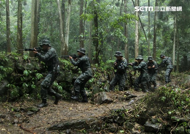 陸軍特戰指揮部特五營官兵在惡劣天候與險峻地形完成350公里山隘行軍，必須克服白天夜晚高低溫的變化，還結合多項山地叢林特種作戰的野營訓練，特戰弟兄們攜手同心、患難與共的袍澤情誼，讓特五營成為一支精實團結的鋼鐵勁旅。（記者邱榮吉/攝影）