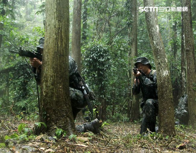 陸軍特戰指揮部特五營官兵在惡劣天候與險峻地形完成350公里山隘行軍，必須克服白天夜晚高低溫的變化，還結合多項山地叢林特種作戰的野營訓練，特戰弟兄們攜手同心、患難與共的袍澤情誼，讓特五營成為一支精實團結的鋼鐵勁旅。（記者邱榮吉/攝影）