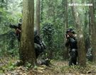 陸軍特戰指揮部特五營官兵在惡劣天候與險峻地形完成350公里山隘行軍，必須克服白天夜晚高低溫的變化，還結合多項山地叢林特種作戰的野營訓練，特戰弟兄們攜手同心、患難與共的袍澤情誼，讓特五營成為一支精實團結的鋼鐵勁旅。（記者邱榮吉/攝影）