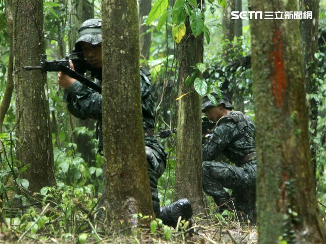 陸軍特戰指揮部特五營官兵在惡劣天候與險峻地形完成350公里山隘行軍，必須克服白天夜晚高低溫的變化，還結合多項山地叢林特種作戰的野營訓練，特戰弟兄們攜手同心、患難與共的袍澤情誼，讓特五營成為一支精實團結的鋼鐵勁旅。（記者邱榮吉/攝影）