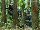 陸軍特戰指揮部特五營官兵在惡劣天候與險峻地形完成350公里山隘行軍，必須克服白天夜晚高低溫的變化，還結合多項山地叢林特種作戰的野營訓練，特戰弟兄們攜手同心、患難與共的袍澤情誼，讓特五營成為一支精實團結的鋼鐵勁旅。（記者邱榮吉/攝影）