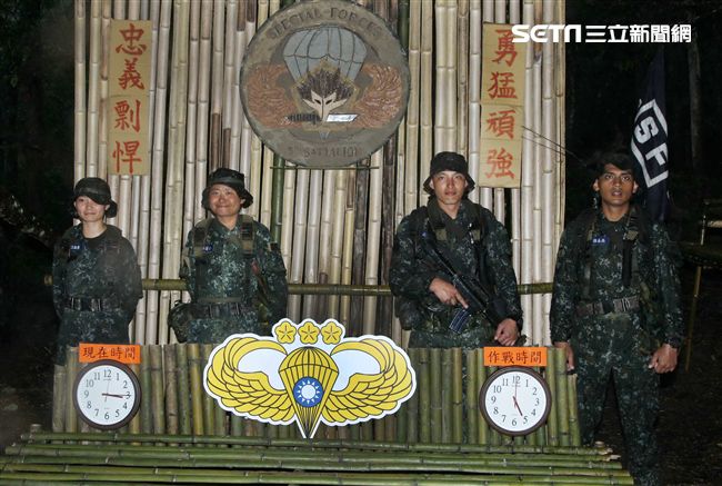 陸軍特戰指揮部特五營官兵在惡劣天候與險峻地形完成350公里山隘行軍，必須克服白天夜晚高低溫的變化，還結合多項山地叢林特種作戰的野營訓練，特戰弟兄們攜手同心、患難與共的袍澤情誼，讓特五營成為一支精實團結的鋼鐵勁旅。（記者邱榮吉/攝影）