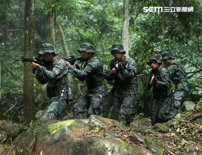 陸軍特戰指揮部特五營官兵在惡劣天候與險峻地形完成350公里山隘行軍，必須克服白天夜晚高低溫的變化，還結合多項山地叢林特種作戰的野營訓練，特戰弟兄們攜手同心、患難與共的袍澤情誼，讓特五營成為一支精實團結的鋼鐵勁旅。（記者邱榮吉/攝影）