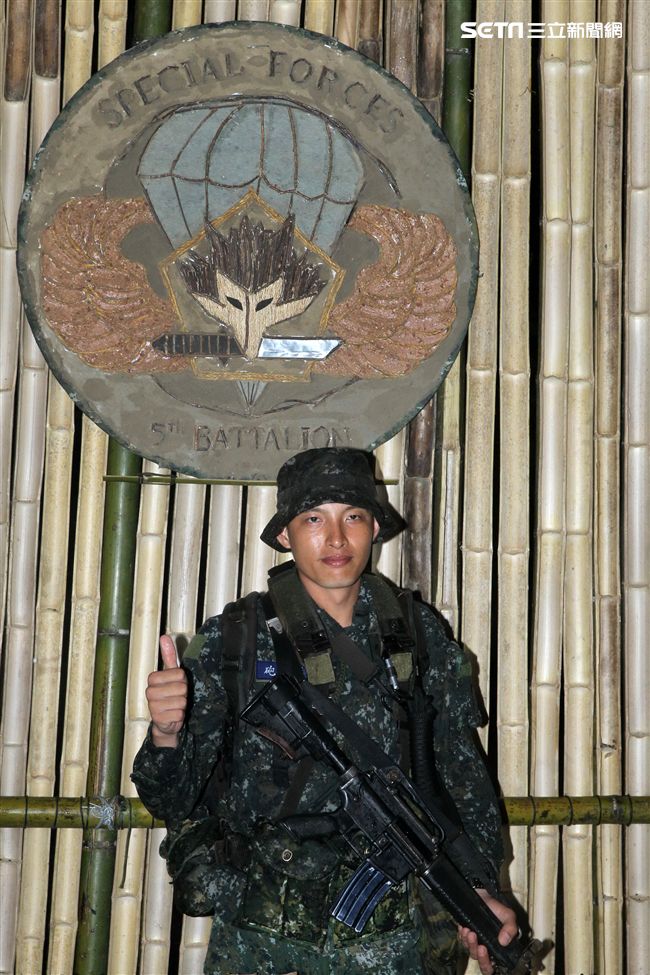 陸軍特戰指揮部特五營官兵在惡劣天候與險峻地形完成350公里山隘行軍，必須克服白天夜晚高低溫的變化，還結合多項山地叢林特種作戰的野營訓練，特戰弟兄們攜手同心、患難與共的袍澤情誼，讓特五營成為一支精實團結的鋼鐵勁旅。（記者邱榮吉/攝影）