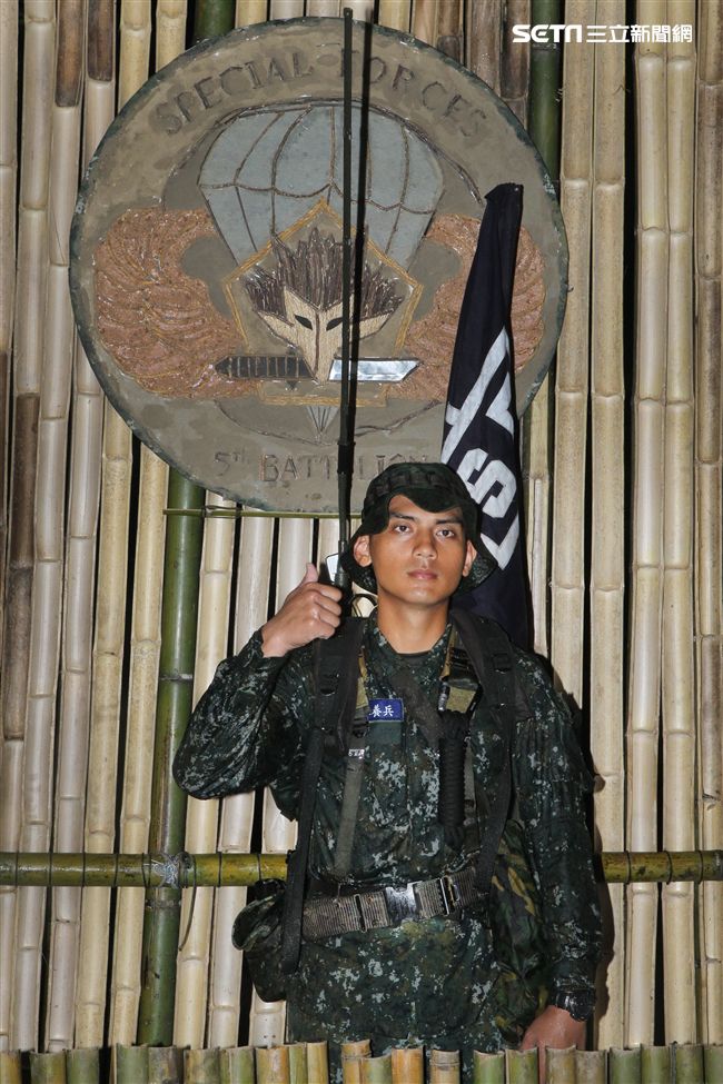 陸軍特戰指揮部特五營官兵在惡劣天候與險峻地形完成350公里山隘行軍，必須克服白天夜晚高低溫的變化，還結合多項山地叢林特種作戰的野營訓練，特戰弟兄們攜手同心、患難與共的袍澤情誼，讓特五營成為一支精實團結的鋼鐵勁旅。（記者邱榮吉/攝影）