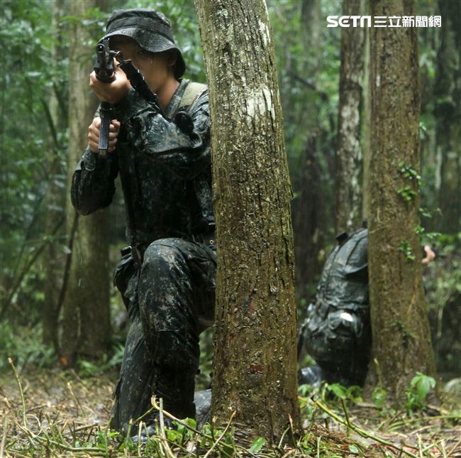 陸軍特戰指揮部特五營官兵在惡劣天候與險峻地形完成350公里山隘行軍，必須克服白天夜晚高低溫的變化，還結合多項山地叢林特種作戰的野營訓練，特戰弟兄們攜手同心、患難與共的袍澤情誼，讓特五營成為一支精實團結的鋼鐵勁旅。（記者邱榮吉/攝影）