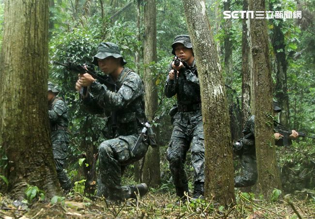 陸軍特戰指揮部特五營官兵在惡劣天候與險峻地形完成350公里山隘行軍，必須克服白天夜晚高低溫的變化，還結合多項山地叢林特種作戰的野營訓練，特戰弟兄們攜手同心、患難與共的袍澤情誼，讓特五營成為一支精實團結的鋼鐵勁旅。（記者邱榮吉/攝影）