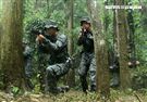 陸軍特戰指揮部特五營官兵在惡劣天候與險峻地形完成350公里山隘行軍，必須克服白天夜晚高低溫的變化，還結合多項山地叢林特種作戰的野營訓練，特戰弟兄們攜手同心、患難與共的袍澤情誼，讓特五營成為一支精實團結的鋼鐵勁旅。（記者邱榮吉/攝影）
