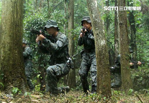 陸軍特戰指揮部特五營官兵在惡劣天候與險峻地形完成350公里山隘行軍，必須克服白天夜晚高低溫的變化，還結合多項山地叢林特種作戰的野營訓練，特戰弟兄們攜手同心、患難與共的袍澤情誼，讓特五營成為一支精實團結的鋼鐵勁旅。（記者邱榮吉/攝影）